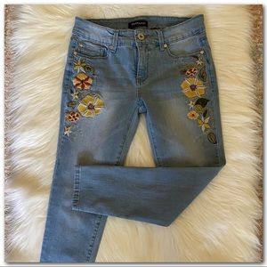 Bandolino Skinny Jeans Floral Embroidery